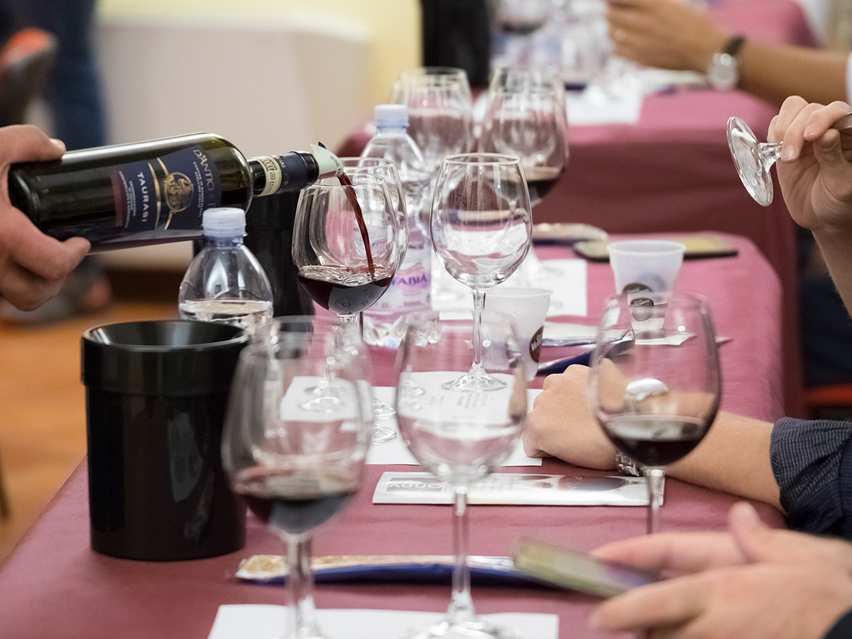 Calici di vino su un tavolo